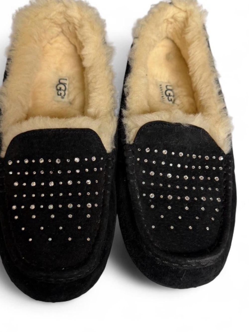 UGG Ansley Studded Slippers ✨
In excellent condition!!